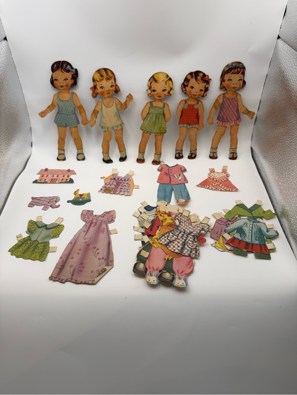 Vintage Mid Century Paper
Doll Lot 5 Dolls Clothing
Accessories Cut Out 1950s